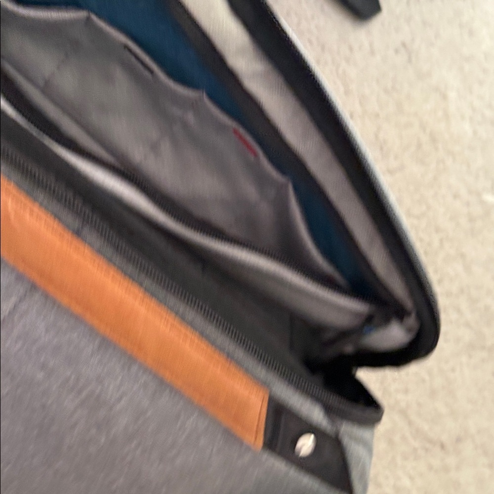 Sleek Gray Men's Messenger Bag - Picture 5 of 7